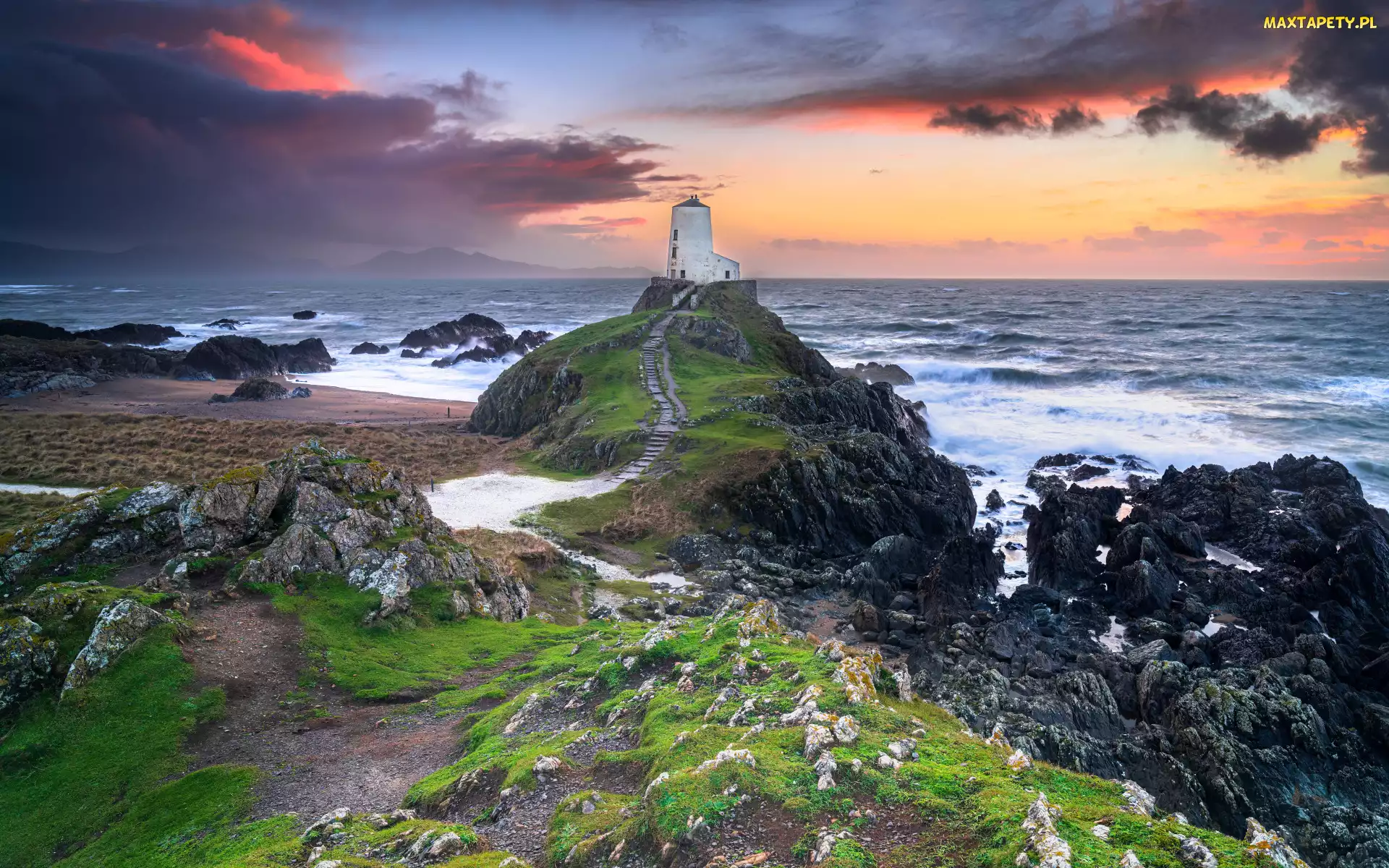 Wielka Brytania, Chmury, Latarnia morska, Zachód słońca, Niebo, Skały, Walia, Ynys Llanddwyn, Morze