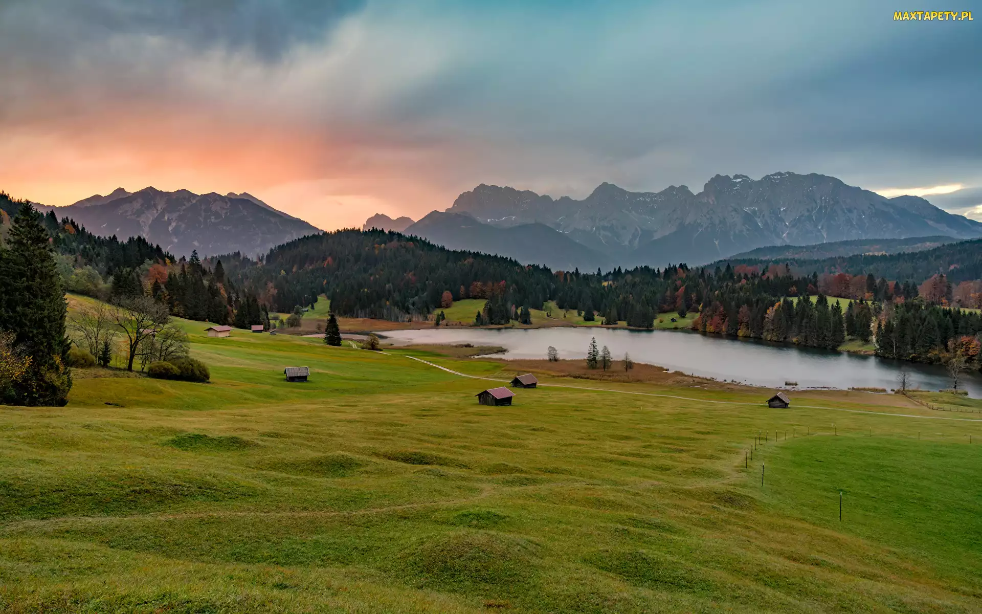Lasy, Drzewa, Niemcy, Jezioro, Domki, Chmury, Bawaria, Polana, Geroldsee, Góry, Alpy Bawarskie