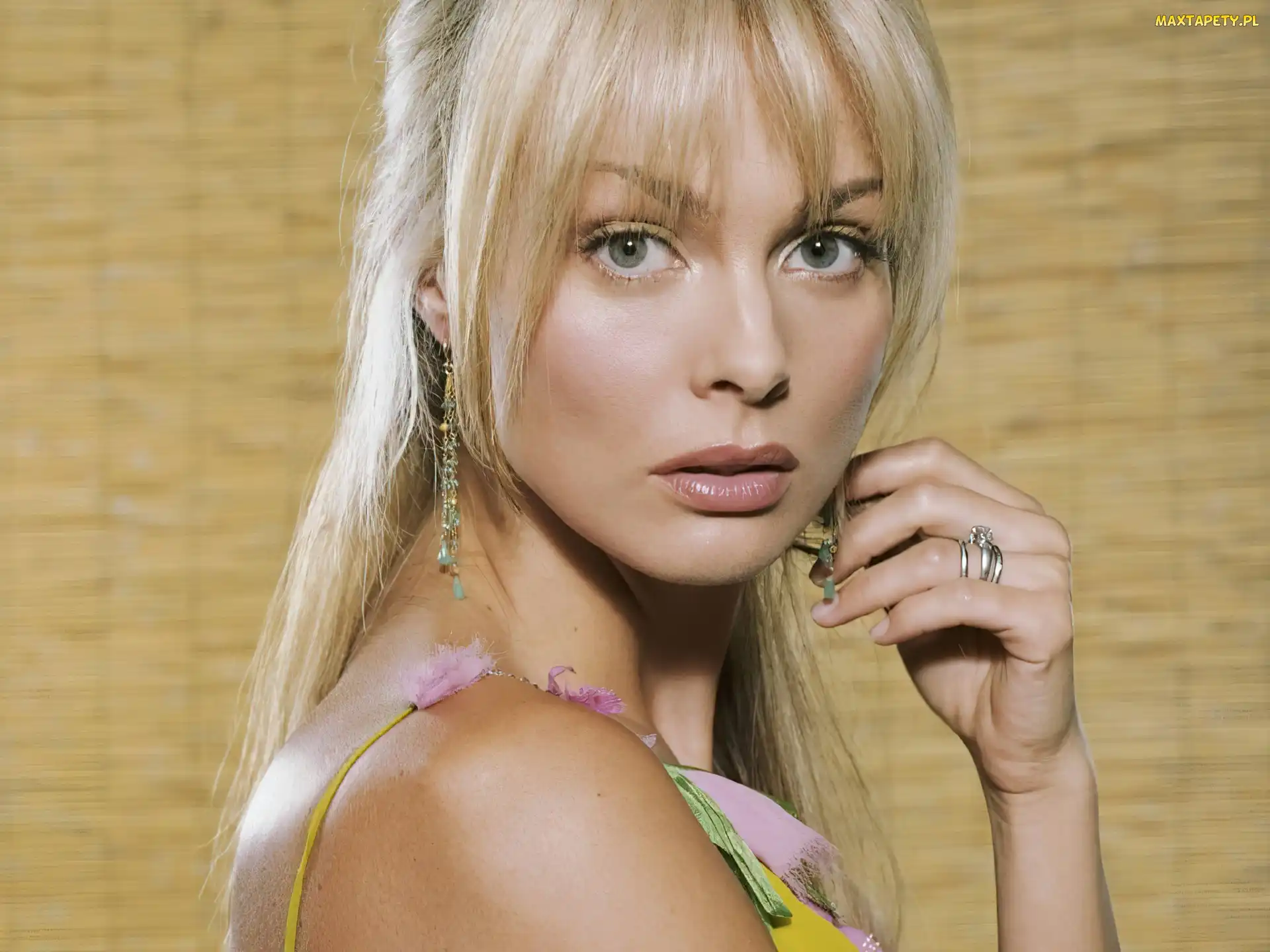 Izabella Scorupco, kolczyki, wiszące, grzywka