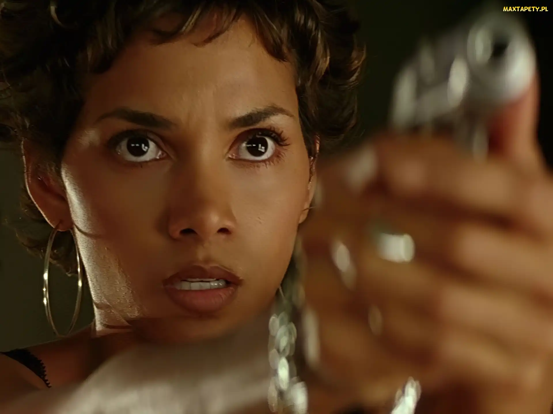 Halle Berry, broń, wystraszona