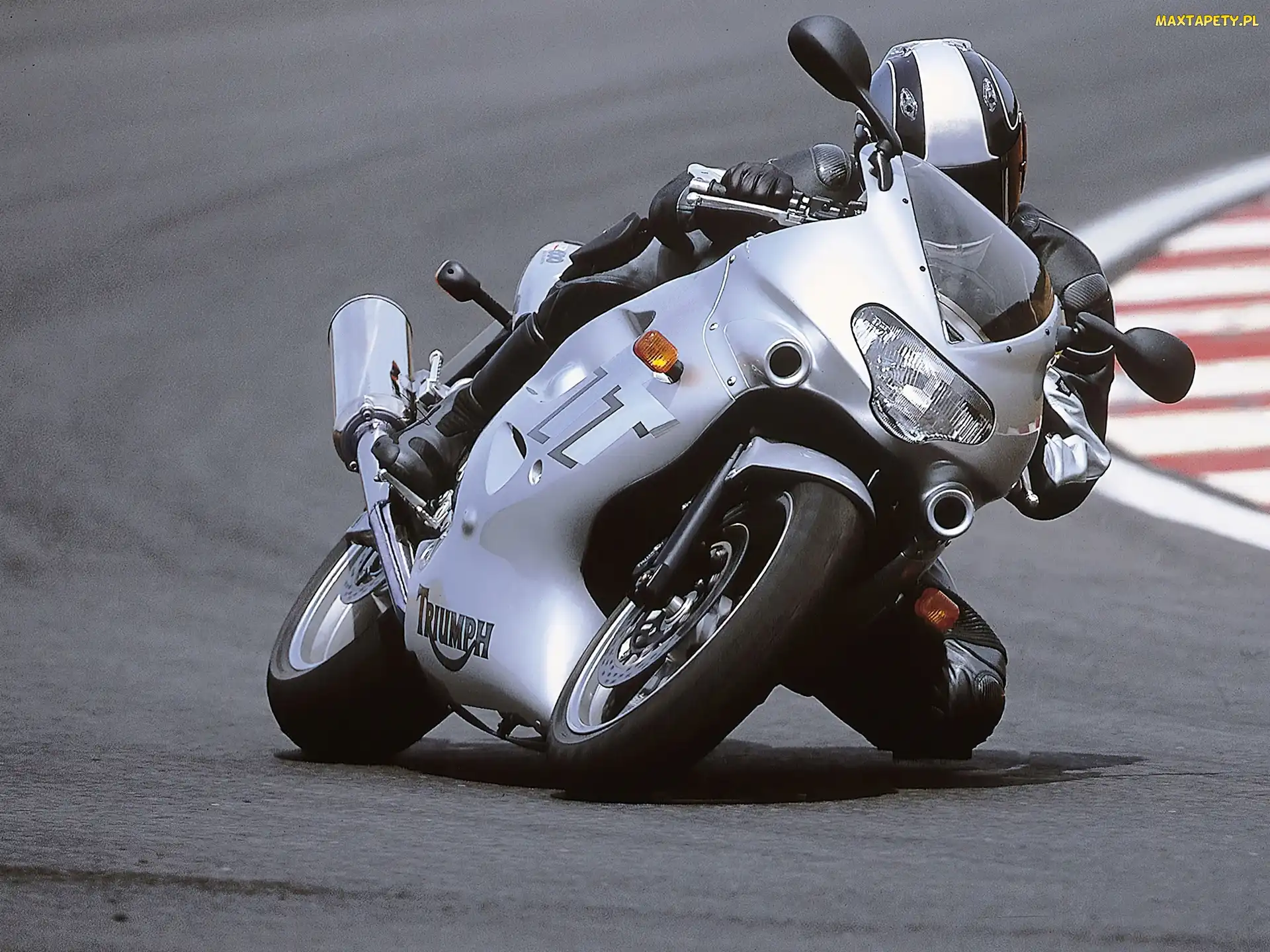 Triumph TT 600, Kolano, Tor, Wyścig