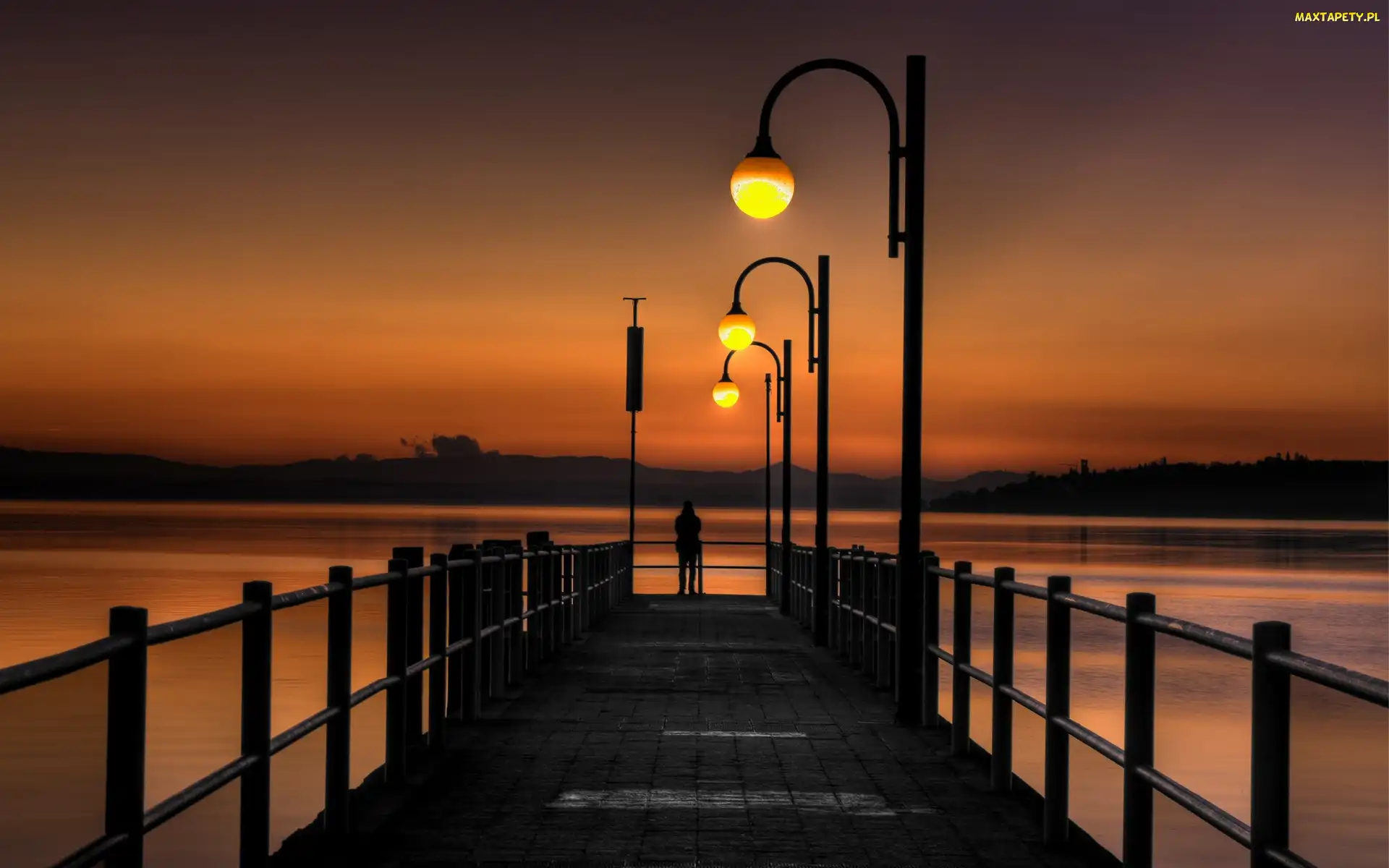 Molo, Lampy, Jezioro