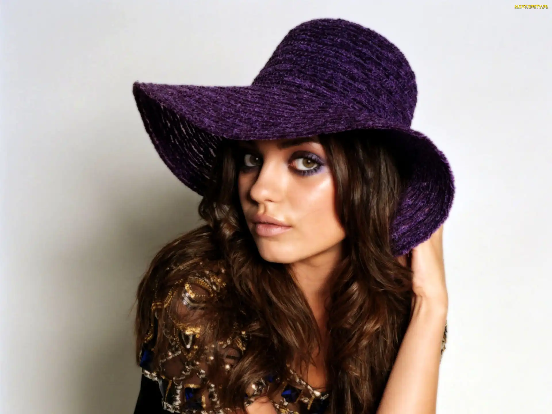 Kapelusz, Mila Kunis