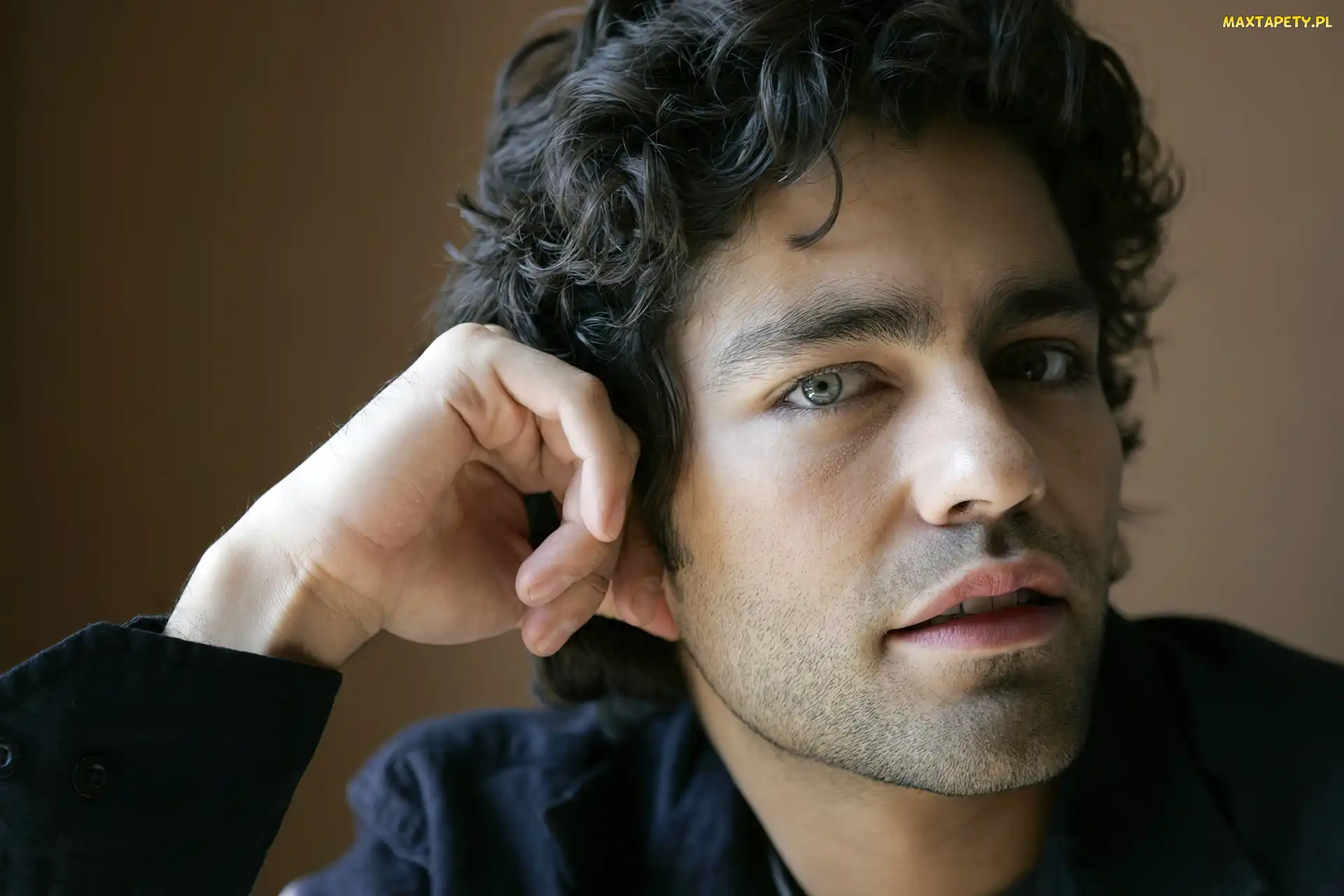 Zamyślony, Adrian Grenier
