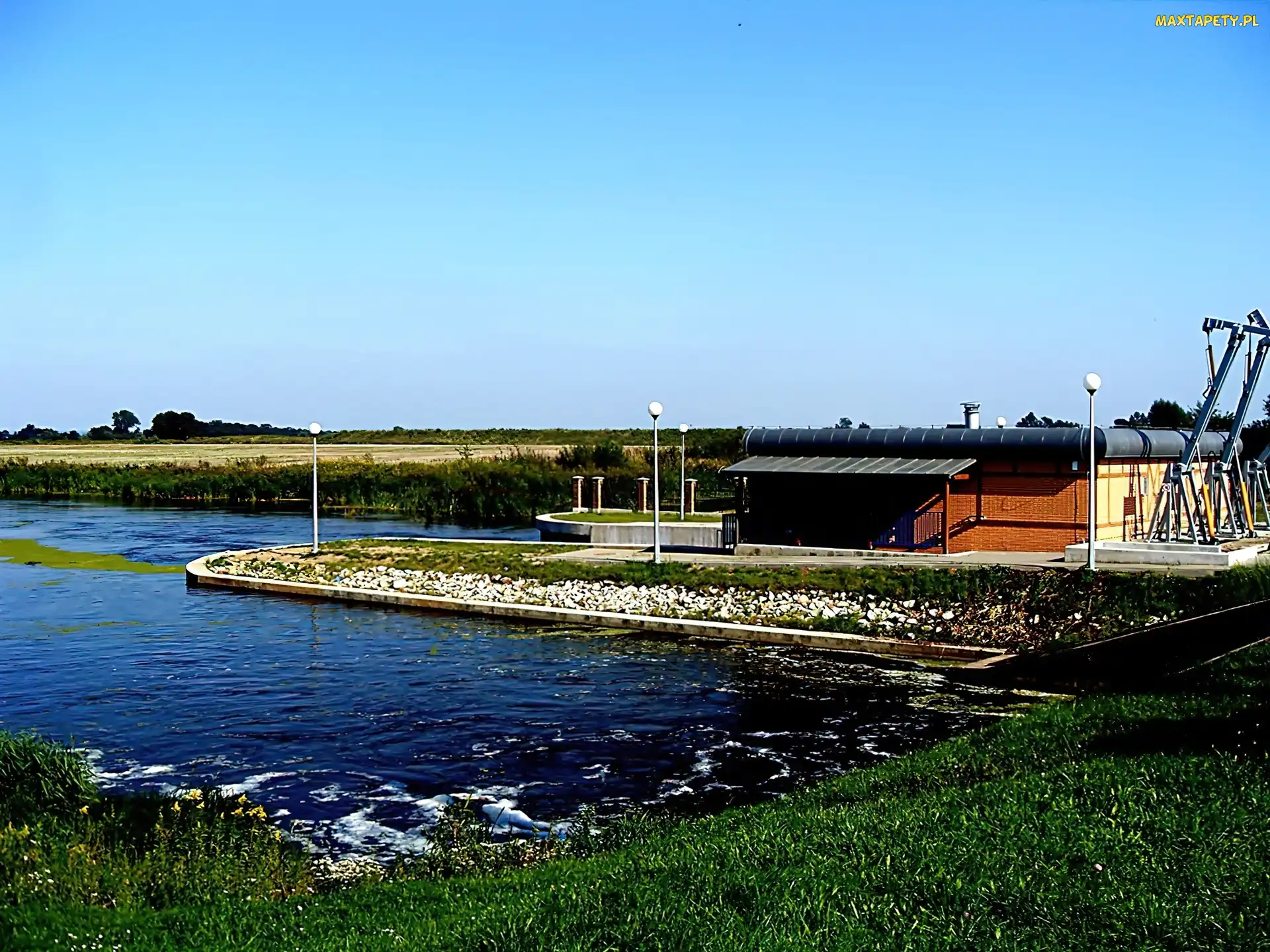 Sztuczne, Zabudowania, Jezioro