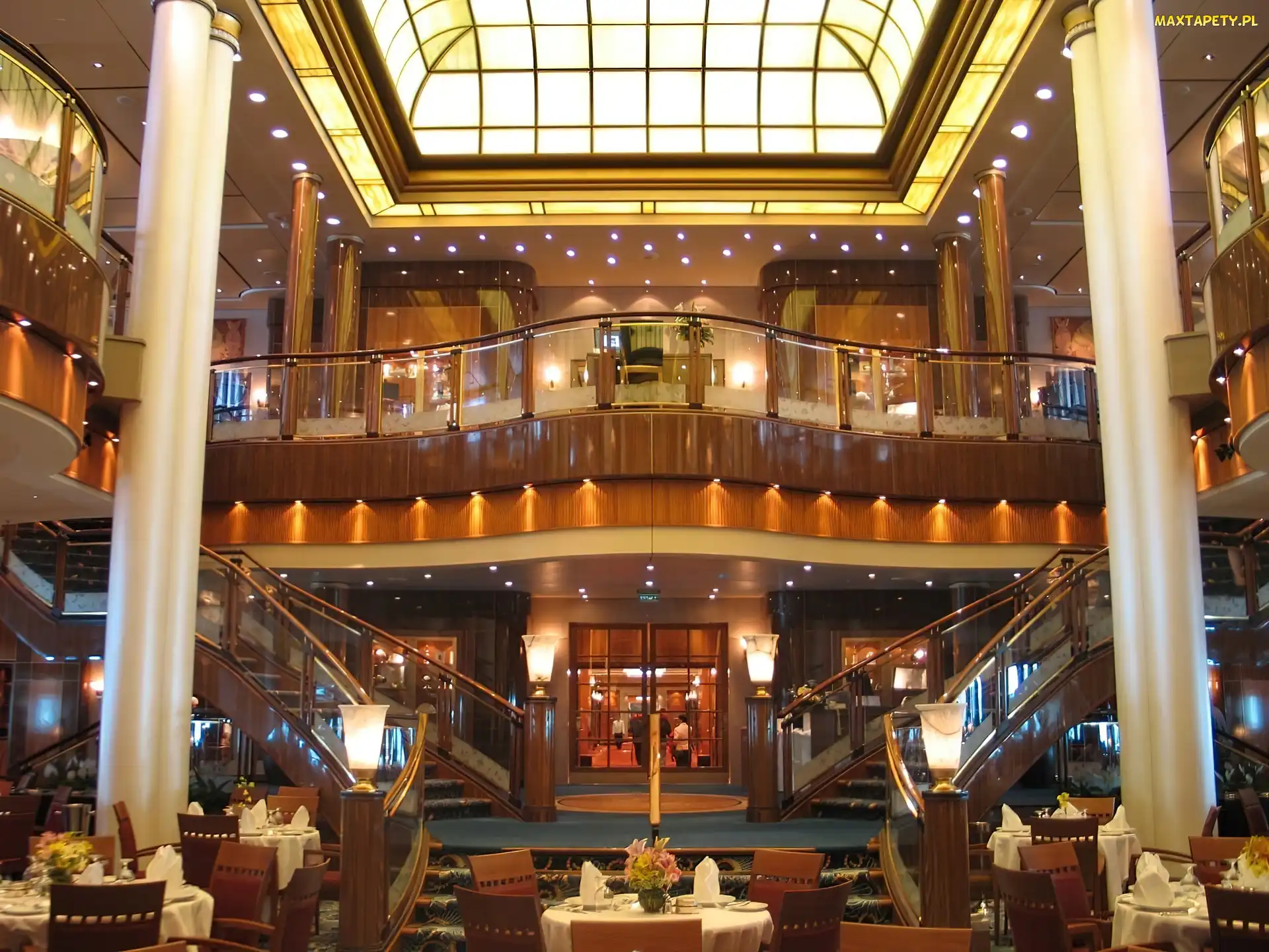 Hol, Kawiarnia, Hotel