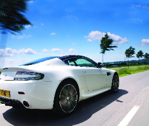 Aston Martin V8 Vantage, Trakcyjne, Właściwości