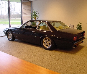 W, Pokoju, Ferrari 412
