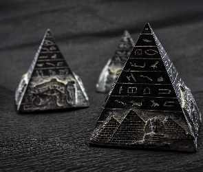 Figurki, Makro, Piramidy