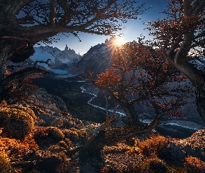 Park Narodowy Los Glaciares, Drzewa, Patagonia, Argentyna, Promienie słońca, Szczyt Fitz Roy, Góry, Rzeka Rio de las Vueltas, Jesień