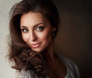 Uśmiechnięta, Brunetka