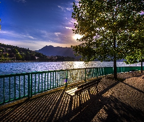 Jezioro Como, Włochy, Drzewa, Wschód słońca, Góry, Bulwar, Ławka