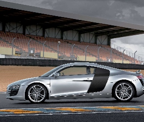 Audi R8, Tor, Trybuny