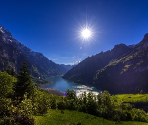 Szwajcaria, Promienie słońca, Jezioro Klöntalersee, Poranek, Góry Alpy