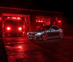 BMW F30 335i, Remiza, Strażackie, Noc, Wozy