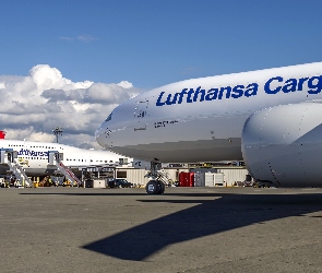 Boeing 777 Freighter, Lotnisko, Samoloty