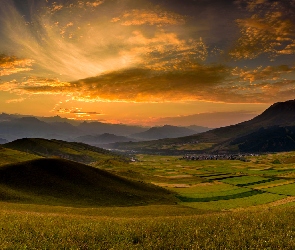 Pola Chiny, Wzgórza, Góry Qilian Shan, Chiny, Zachód słońca, Chmury