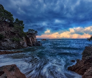 Prowincja Girona, Zatoka Cala Llevadó, Hiszpania, Morze Śródziemne, Drzewa, Costa Brava, Chmury, Skały