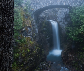 Mgła, Drzewa, Wodospad Christine Falls, Las, Park Narodowy Mount Rainier, Stan Waszyngton, Most, Skały, Stany Zjednoczone, Rzeka Van Trump Creek