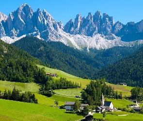 Dolina Val di Funes, Góry, Dolomity, Włochy, Kościół, Drzewa, Lasy, Domy, Wieś Santa Maddalena