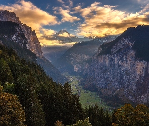 Chmury, Drzewa, Kanton Berno, Wschód słońca, Góry Alpy, Szwajcaria, Dolina Lauterbrunnental