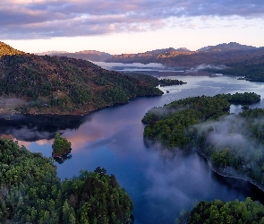 Park Narodowy Loch Lomond and the Trossachs, Hrabstwo Stirling, Szkocja, Z lotu ptaka, Lasy, Góry, Mgła, Jezioro Loch Katrine