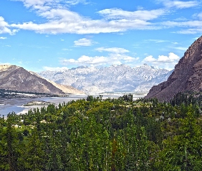 Drzewa, Rzeka, Dolina Skardu, Park Narodowy Deosai, Pakistan, Góry Karakorum