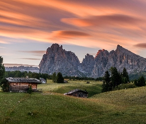 Dolina Val Gardena, Góry Sassolungo, Drzewa, Włochy, Zachód słońca, Domy, Dolomity