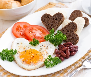 Śniadanie, Jajko sadzone, Sok, Fasolka czerwona, Serduszka, Pomidor