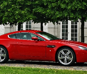 Czerwony, Aston Martin V8 Vantage