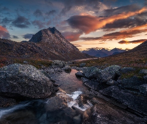 Kamienie, Chmury, Skały, Góry, Dolina Romsdalen, Rzeka, Norwegia, Wschód słońca