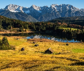 Góry Alpy, Jezioro Geroldsee, Niemcy, Lasy, Miejscowość Krun, Bawaria, Domki