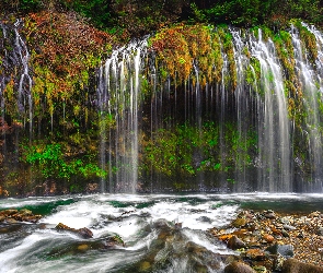 Wodospad Mossbrae Falls, Stany Zjednoczone, Stan Kalifornia, Kamienie