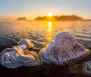 Drzewa, Jezioro Ładoga, Rosja, Wschód słońca, Mgła, Karelia, Lód