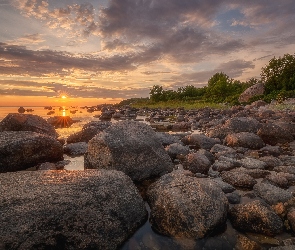 Kamienie, Chmury, Zachód słońca, Drzewa, Morze