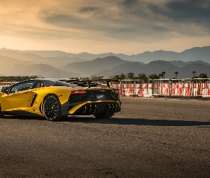 Żółte, Lamborghini Aventador SVJ