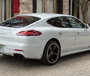 Porsche Panamera GTS, Tył