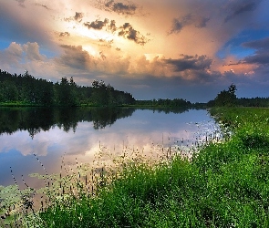 Rzeka, Chmury, Drzewa, Zachód słońca, Trawa