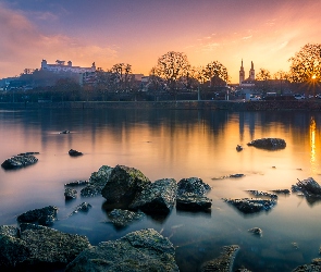 Domy, Wschód słońca, Rzeka Men, Drzewa, Bawaria, Kamienie, Niemcy, Wurzburg