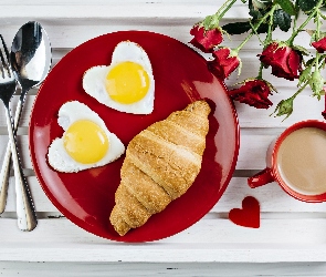 Śniadanie, Taca, Sztućce, Walentynki, Jajka sadzone, Croissant, Serca, Kawa, Rogal, Róże