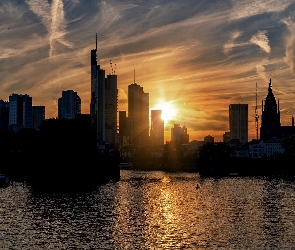 Niemcy, Frankfurt nad Menem, Wieżowce, Domy, Zachód słońca, Rzeka Men
