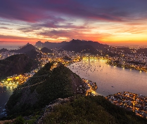 Chmury, Światła, Domy, Zachód słońca, Morze, Rio de Janeiro, Zatoka, Statki, Brazylia, Góry