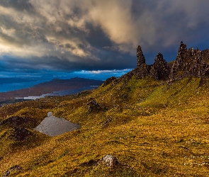 Wzgórze The Storr, Jeziora, Morze, Szkocja, Chmury, Ciemne, Wyspa Skye, Skały