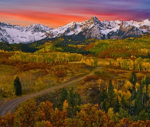 Jesień, Drzewa, San Juan Mountains, Góry, Stany Zjednoczone, Zachód słońca, Droga, Kolorado, Lasy