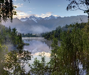 Jezioro Matheson, Nowa Zelandia, Zachód słońca, Park Narodowy Góry Cooka, Wyspa Południowa, Alpy Południowe, Mgła, Drzewa, Góry