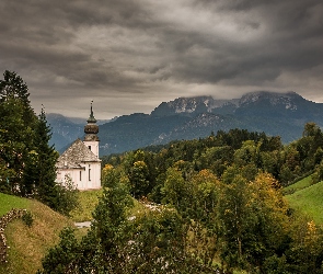 Berchtesgaden, Ciemne, Góry, Lasy, Kościół, Bawaria, Chmury, Niemcy, Alpy Salzburskie, Droga, Drzewa, Ogrodzenie, Sanktuarium Maria Gern