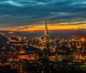 Niemcy, Zachód słońca, Kościół św Marcina, Chmury, Światła, Bazylika, Bawaria, Landshut, Domy