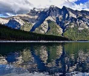Lake Minnewanka, Odbicie, Jezioro, Góry Skaliste, Alberta, Drzewa, Kanada, Park Narodowy Banff