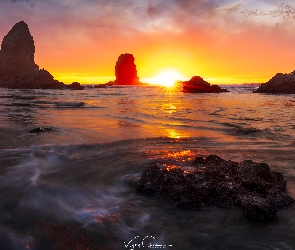 Stan Oregon, Miejscowość Cannon Beach, Morze, Stany Zjednoczone, Zachód słońca, Skały, Ocean Spokojny