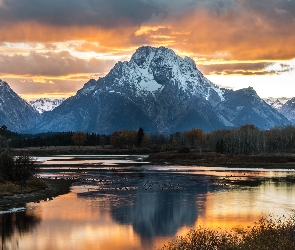 Odbicie, Stan Wyoming, Drzewa, Park Narodowy Grand Teton, Stany Zjednoczone, Szczyt Mount Moran, Chmury, Las, Rzeka Snake River, Góry